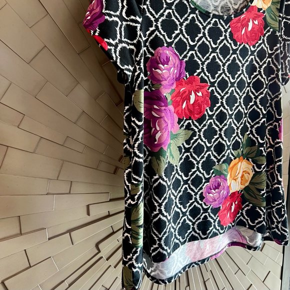 LuLaRoe Classic T Top Tee T-Shirt Floral Geometric Print Black White 2X - Picture 3 of 5